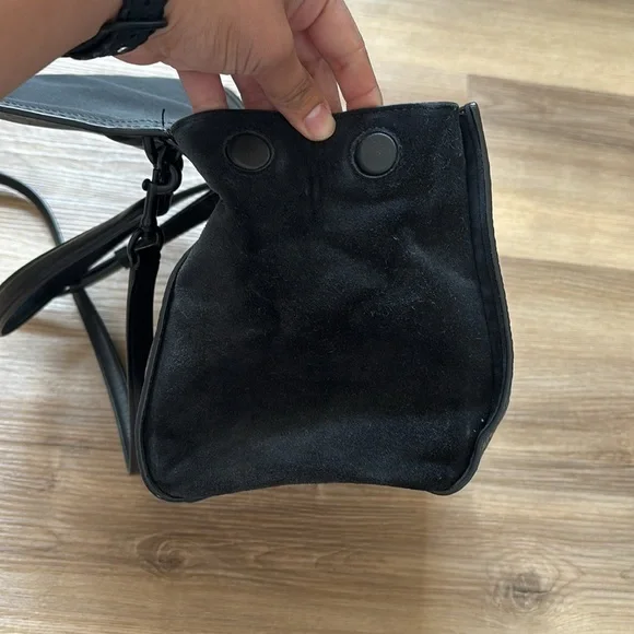 Coach Elegant Black Leather Shoulder Bag - Picture 10 of 16